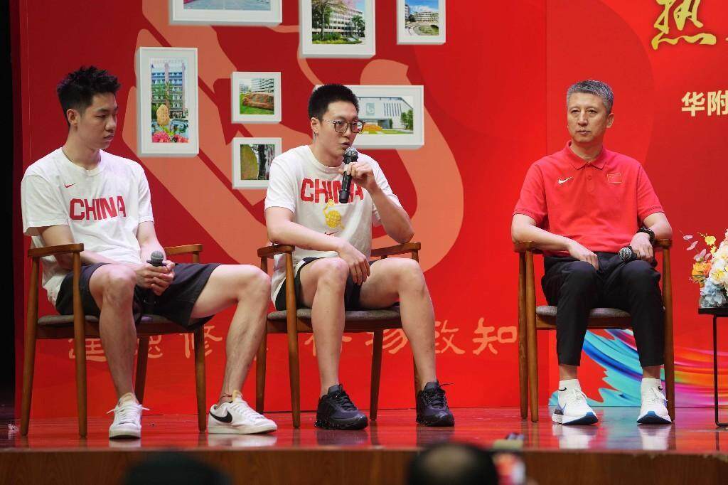 中国男篮主教练郭士强：“没想到华附同学的提问这么专业”