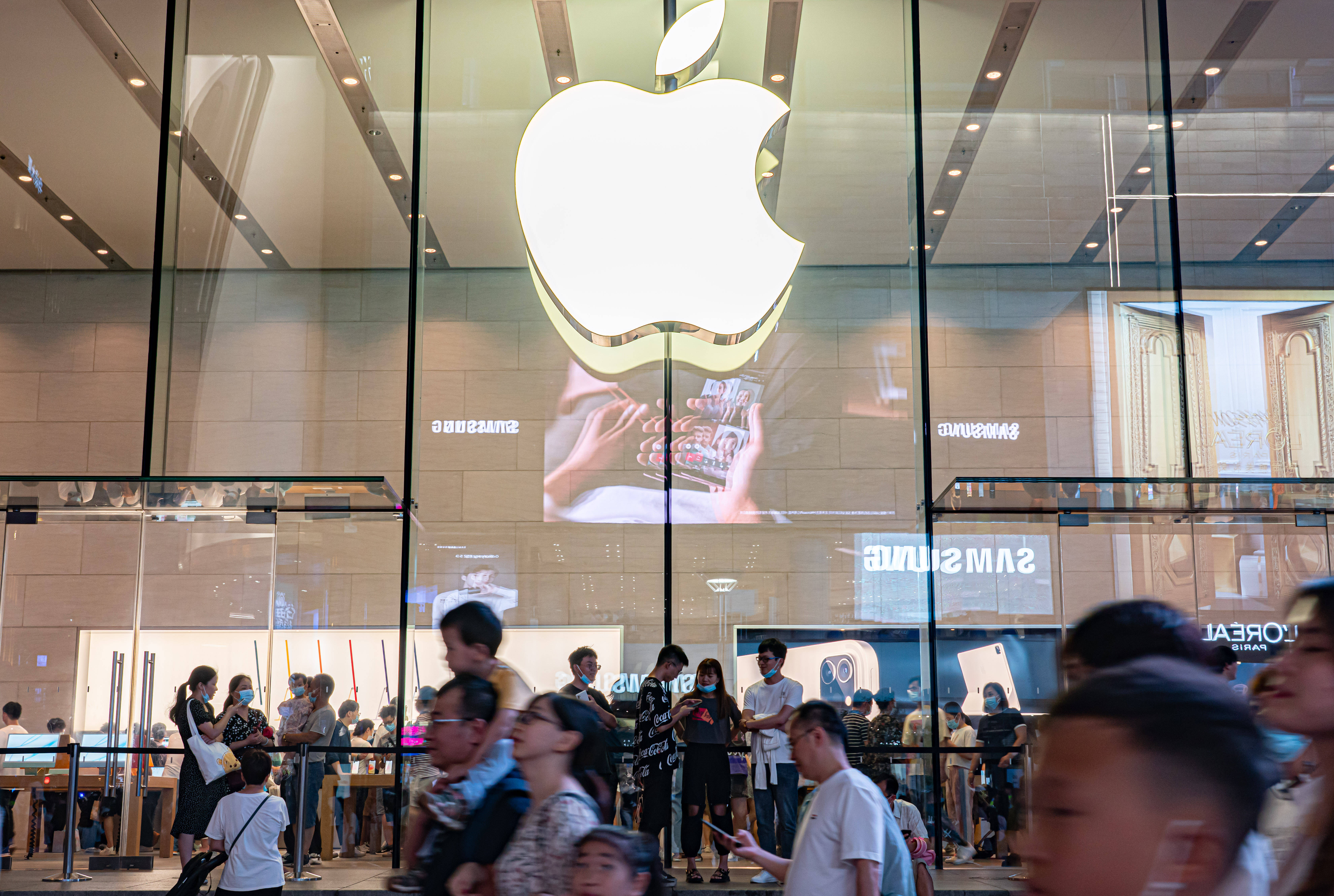 苹果被曝首款折叠iPhone出货量或达千万台,2028年将发布折叠iPad