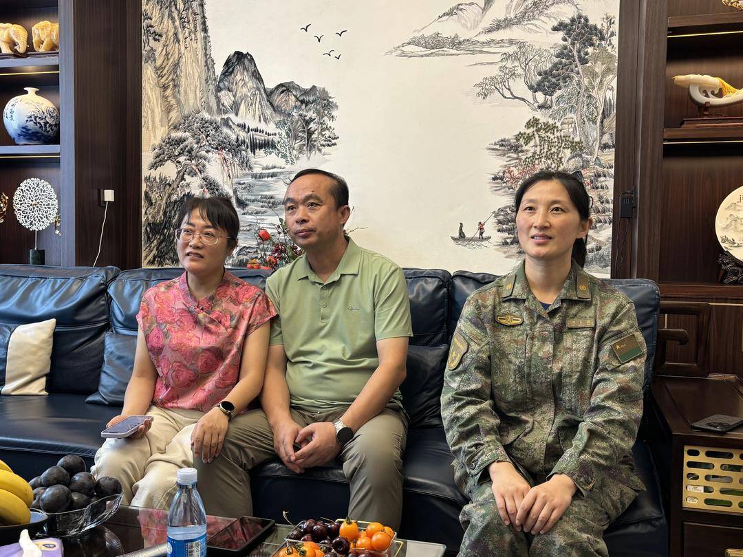 抗战胜利80周年大阅兵民兵方阵,有两名女生来自无锡地区