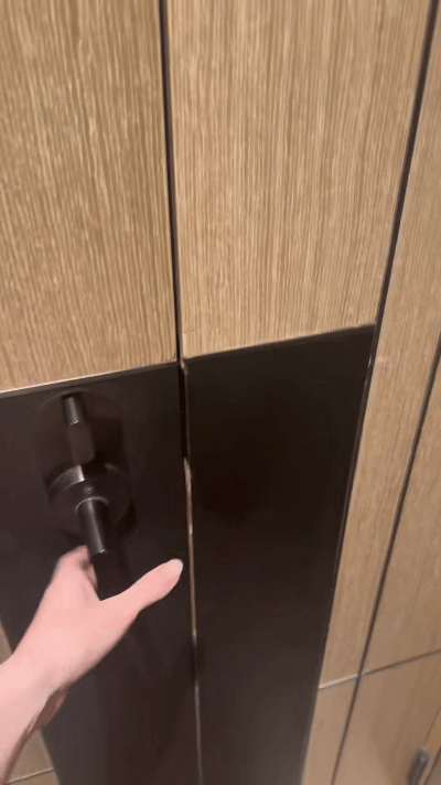 “我出不去了！”毛晓彤走完红毯在休息室遭遇门锁故障，被反锁室内呼叫救援