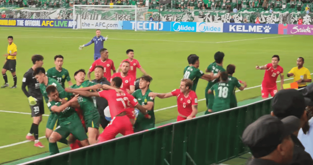 北京国安亚冠赛场爆发冲突，场面十分混乱